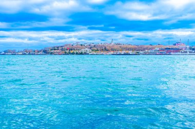 Arka planda Fatih ilçesi bulunan Altın Boynuz manzarası, asırlık camiler ve Osmanlı mimarisi İstanbul ve Türkiye 'ye ev sahipliği yapıyor.
