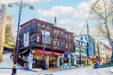 İSTANBUL, TURKEY - 13 Ocak 2015: Alemdar Caddesi 'ndeki eski ahşap bina ve 13 Ocak' ta İstanbul, Türkiye 'de Ayasofya' ya giden dar yol