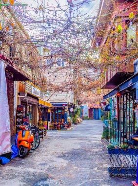 İSTANBUL, TURKEY - 13 Ocak 2015: İstanbul, Türkiye 'de 13 Ocak' ta İstanbul 'da tarihi Beyoğlu' nda Istanbuls tarihi restoranlarında büyüleyici açık hava oturma yerleri olan sessiz avlu