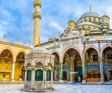 İstanbul 'da Yeni Camii' de, Osmanlı tarzı bir çeşme etrafında, huzur dolu açık hava avlusu