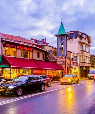 İSTANBUL, TURKEY - 13 Ocak 2015: Ayios Fokas Kilisesi 'nin modern çan kulesinin bulunduğu Muallim Naci Caddesi' ndeki akşam, 13 Ocak 'ta İstanbul' da.