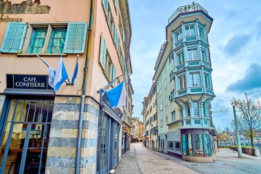 ZURICH, SWitzERLAND - 3 Nisan 2022: Niederdorfstrasse Caddesi 'nin başındaki manzara evi, 3 Nisan' da İsviçre 'nin Zürih kentinde