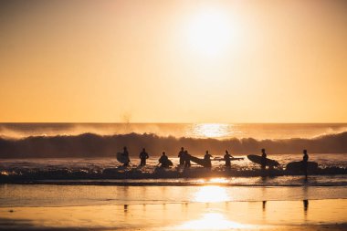 Güzel gün batımı Carcavelos beach, Cascais, Lizbon, Portekiz