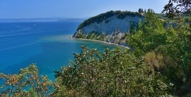 Ay Koyu adlı şairane plaj, aynı adı taşıyan kentin yakınlarındaki Strunjan doğa koruma alanında 80 metrelik kayalık bir uçurumun altında yer alıyor ve Slovenya 'nın en güzel plajı olarak kabul ediliyor..