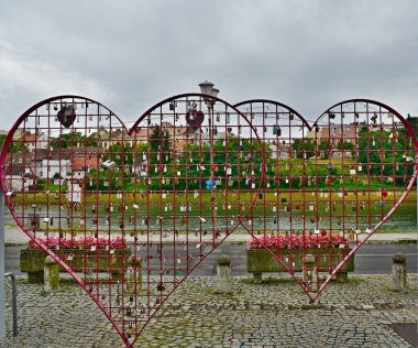 Aşk kilidi ya da sevgili kilidi asma kilittir. Bazen kalpler ya da aşk yazıtlarıyla süslenir. Bazı ülkelerde aşıklar tarafından aşk ilanı olarak kilitlenir, Maribor, Slovenya.