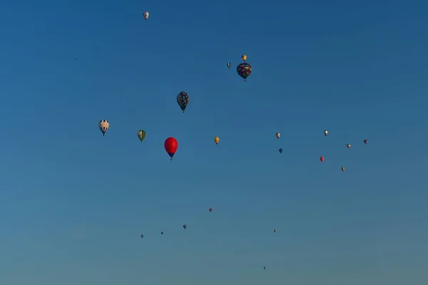 Hőlégballonok Repülnek Város Felett Dél Csehország — Stock Fotó