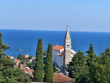 7. yüzyılın şehir duvarlarından St. George Kilisesi ve Slovenya 'nın Piran kentinin manzarası