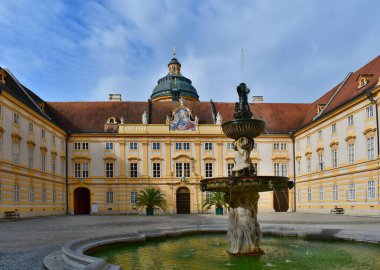 Melk Manastırı Viyana 'nın yaklaşık 80 km batısında Aşağı Avusturya' daki Melk kasabasının yukarısında bulunan kayalık bir manastır. Manastırın altındaki Vaçu Vadisi 'nden akan Tuna Nehri' nin ardından manastırın adı Vaçu Kapısı 'dır..