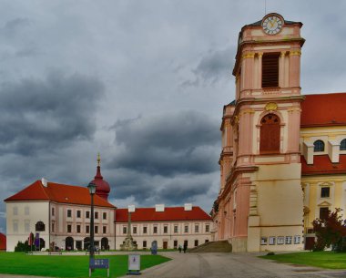 Gottweig Manastırı, Aşağı Avusturya 'nın Krem kenti yakınlarında Tuna Nehri' nin güney kıyısındaki Furth köyünün yukarısındaki Donausteinerwald tepelerinin tepelerinde bulunan bir erkek Benedikt manastırı. Daha geniş bir çevreye ait. 