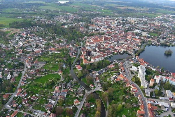 Jindrichuv Hradec 'in tarihi merkezinde sıcak hava balonundan manzara, Güney Bohemya, Çek Cumhuriyeti