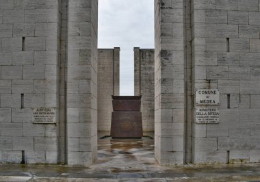 Medea Ara Pacis Mundi, 1951 yılında tüm savaşlarda ölen askerleri sembolik olarak anmak için kurulan anıtsal bir kompleks. Bu anıt insanları sembolik olarak barışa ve kardeşliğe yönlendirmek içindi. Acımasızlara başvurmaya gerek kalmadan.