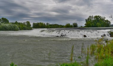 İtalya, Sagrado 'da sağanak yağmurdan sonra Isonzo nehri