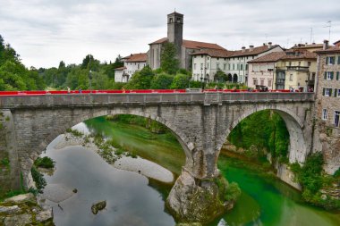 Şeytan Köprüsü, İtalya 'nın Friuli-Venezia Giulia özerk bölgesinde, Udine ilinin Cividale del Friuli şehrinin sembolüdür. 1442 'den kalma taştan yapılmış ve iki kemere bölünmüş, yataktaki doğal bir kayanın üzerinde duruyor.