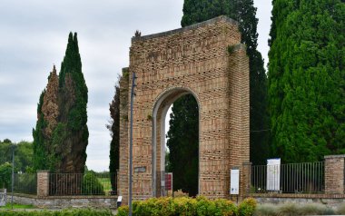 Aquileia, boyutu ne olursa olsun her yıl binlerce turist ve bilim adamını çeken yaklaşık 3 bin kişilik küçük bir kasaba. Ülke, UNESCO Dünya Kültür Mirasları Listesi 'ne (UNESCO Dünya Kültür Mirası Listesi' ne) kayıtlı 45 İtalyan eserinden biri. 