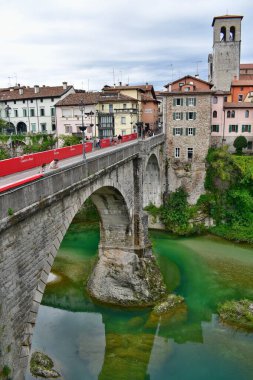 Şeytan Köprüsü, İtalya 'nın Friuli-Venezia Giulia özerk bölgesinde, Udine ilinin Cividale del Friuli şehrinin sembolüdür. 1442 'den kalma taştan yapılmış ve iki kemere bölünmüş, yataktaki doğal bir kayanın üzerinde duruyor.