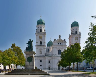 Domplatz Meydanı 'nda Tuna Nehri ile Inn Nehri arasında yeşil mayınlı üç kulesi olan St. Stephen Katedrali bulunur. Kilise bir katedral haline gelmiştir. Piskoposluk katedralinin yeri, 8. Bölümün ilk yarısında. 