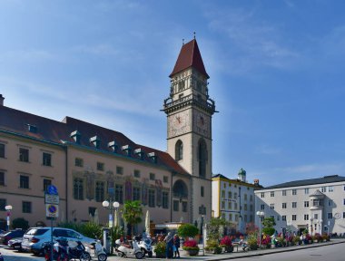 Belediye binası, Tuna Nehri 'nin kıyısından çok uzak olmayan Rathausplatz' daki eski Passau kasabasında yer almaktadır. Passau Belediye Binası Rathausplatz 'daki üç binadan oluşur: Eski Belediye Binası, Yeni Belediye Binası ve Eski Ana Gümrük Binası. 