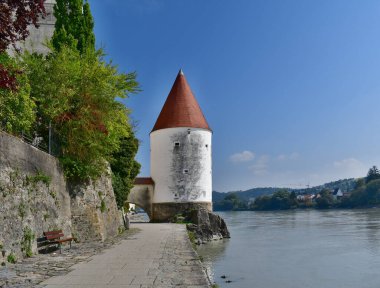 Passau 'nun eski kasabasının güneyinde, Inn nehrinin hemen yanında, Schaiblingsturm kulesini göreceksiniz. Esasen kentin tarihi istihkamlarının, Almanya 'nın korunmuş bir kalıntısı.