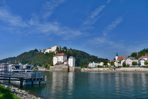 Crucero Por Río Danubio Amarrado Debajo Fortaleza Veste Oberhaus Passau — Foto de Stock