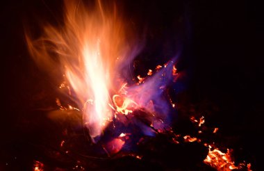 Açık hava şöminesinde sıcak kömür. Güney Bohemya, Çek Cumhuriyeti