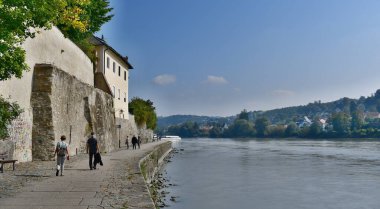 Passau (Almanca: Castra Batavia), Almanya 'da bir şehirdir. Federal Bavyera eyaletinin güneydoğusunda, Avusturya sınırına yakın ve yaklaşık 60 km güneyde bulunan üç nehrin (Tuna Nehri, Inn ve Ilz) kesiştiği noktada yer alır.