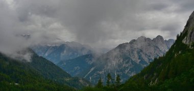 Slovenya 'nın Julian Alplerindeki Vrsiç Geçidi' nden Triglav Ulusal Parkı manzarası