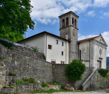 İtalya 'nın Friuli-Venezia Giulia bölgesindeki Udine' nin bölgesel ademi merkeziyet biriminde Pulfero belediyesindeki kilise.