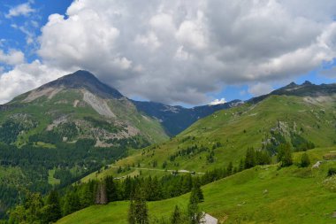 Hohe Tauern, Avusturya 'nın doğu Alpleri' nin en uzun ve en büyük dağ sistemidir. Böylece Avusturya Alpleri 'nin bir tür omurgasını oluşturur. Toplam 200 km uzunluğundaki tepenin tüm Doğu Alpleri 'nde hiçbir rakibi yoktur.