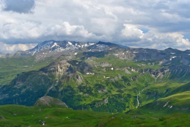 Hohe Tauern, Avusturya 'nın doğu Alpleri' nin en uzun ve en büyük dağ sistemidir. Böylece Avusturya Alpleri 'nin bir tür omurgasını oluşturur. Toplam 200 km uzunluğundaki tepenin tüm Doğu Alpleri 'nde hiçbir rakibi yoktur.