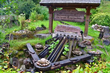 Almbachklamm geçidine girmeden önce Almanya 'da hala çalışan son top değirmenlerinden biri var. 1683 'ten beri burada faaliyet gösteriyor ve Almanya' da mermer top üretiminde kullanılıyor.