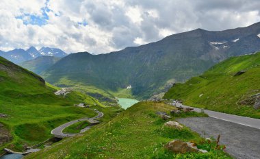 Grossglockner Alp Yolu Avusturya 'nın Salzburg ve Carinthia eyaletlerini birbirine bağlar.