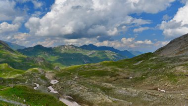Hohe Tauern, Avusturya 'nın doğu Alpleri' nin en uzun ve en büyük dağ sistemidir. Böylece Avusturya Alpleri 'nin bir tür omurgasını oluşturur. Toplam 200 km uzunluğundaki tepenin tüm Doğu Alpleri 'nde hiçbir rakibi yoktur.