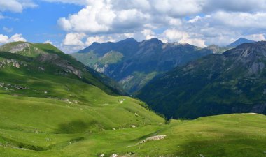 Hohe Tauern, Avusturya 'nın doğu Alpleri' nin en uzun ve en büyük dağ sistemidir. Böylece Avusturya Alpleri 'nin bir tür omurgasını oluşturur. Toplam 200 km uzunluğundaki tepenin tüm Doğu Alpleri 'nde hiçbir rakibi yoktur.