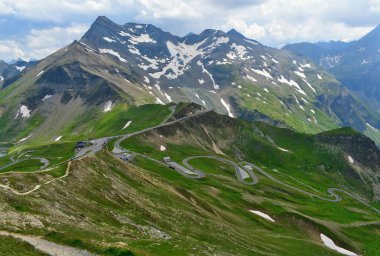 Grossglockner Alp Yolu Avusturya 'nın Salzburg ve Carinthia eyaletlerini birbirine bağlar.