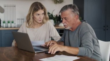 Beyaz adam ve yetişkin kız ev ekonomisini de sayıyor. 8K 'da kırmızı helyum kamerayla çekildi..   