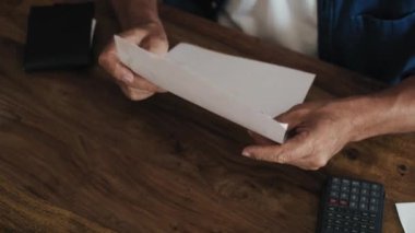 Tanınmayan bir adam yüksek banknotları enerji için karıştırıyor. 8K 'da kırmızı helyum kamerayla çekildi..   