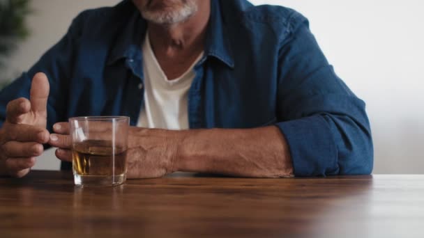 Starszy Biały Mężczyzna Problemem Alkoholowym Nakręcony Aparatem Hel Red Rozdzielczości — Wideo stockowe