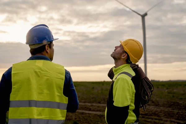 白种人和拉丁裔工程师仰视风力涡轮机 — 图库照片