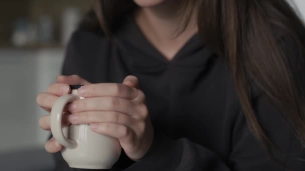 Gros Plan Des Mains Femme Qui Tient Une Tasse Thé — Video