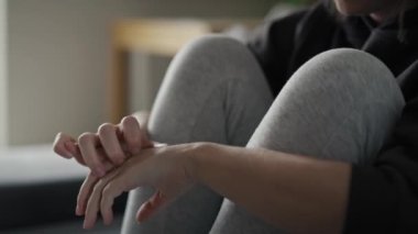 Gergin kadın evde oturup strese odaklanıyor. 8K 'da kırmızı helyum kamerayla çekildi..  