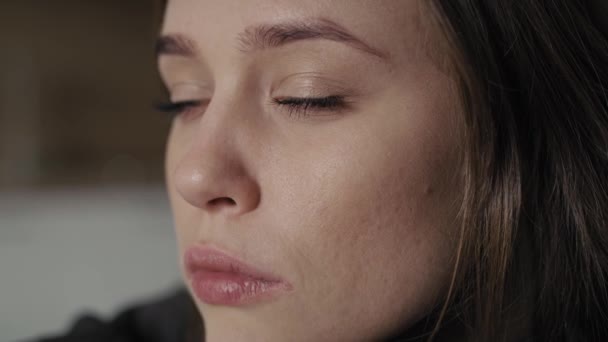 Gros Plan Une Femme Triste Regardant Ailleurs Tourné Avec Caméra — Video