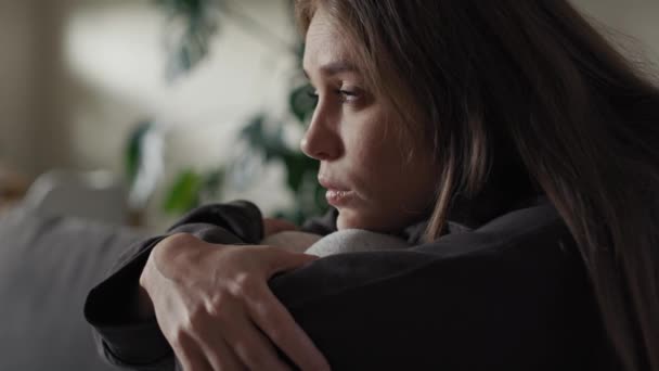 Bělošská Smutná Žena Sedící Pohovce Depresí Snímek Red Heliovou Kamerou — Stock video