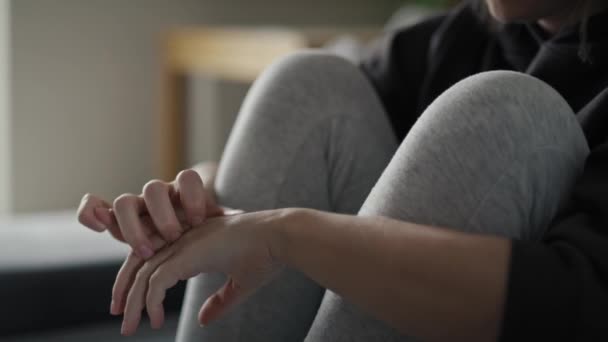 Gergin Kadın Evde Oturup Strese Odaklanıyor Kırmızı Helyum Kamerayla Çekildi — Stok video