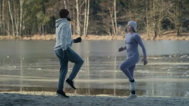 在冬季游泳前 一对大镜头的成年高加索夫妇正在热身 用8K的红色氦相机拍摄 — 图库视频影像