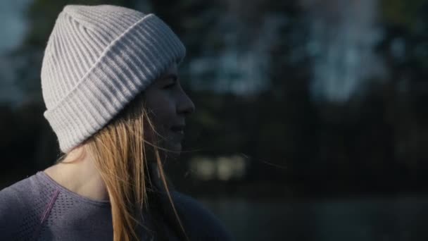 Mulher Caucasiana Respirando Inverno Transformando Sol Tiro Com Câmera Hélio — Vídeo de Stock