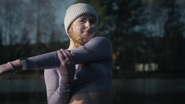 Närbild Unga Kaukasiska Kvinnan Värmer Upp Utomhus Vintern Skjuten Med — Stockvideo
