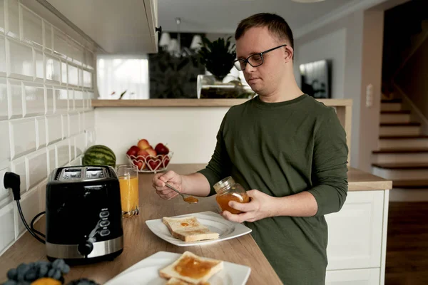 Erwachsener Mann Mit Syndrom Bereitet Frühstück — Stockfoto