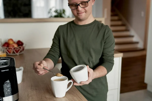Detailní Záběr Muže Downovým Syndromem Připravuje Ranní Kávu Pro Sebe — Stock fotografie