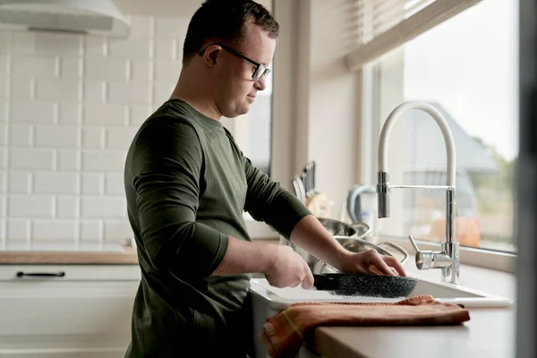Adult Caucasian Man Syndrome Washing Dishes Home — Stock Photo, Image