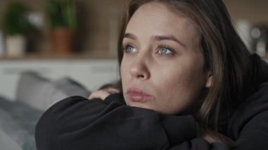 Kafkasyalı genç kadın depresyondan başka tarafa bakıyor. 8K 'da kırmızı helyum kamerayla çekildi..   